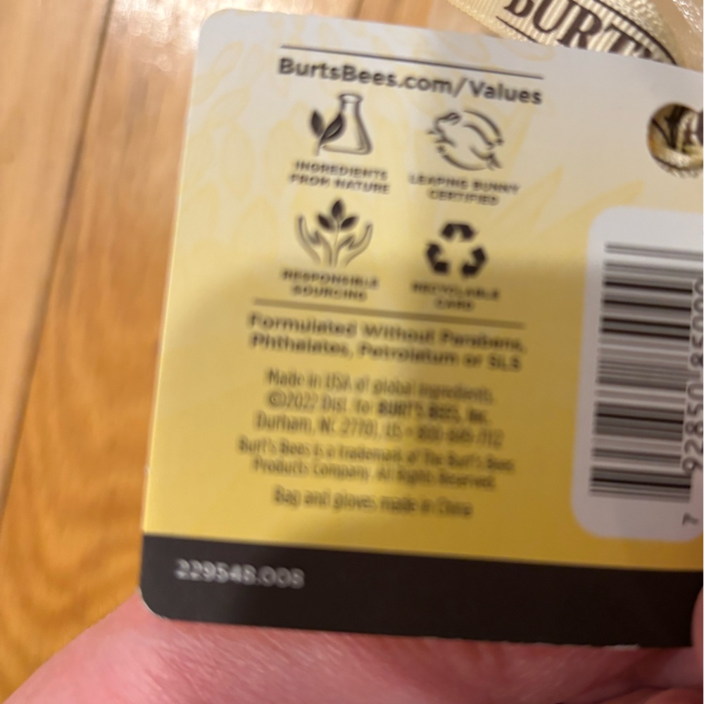 Burt's Bees Hand Care Set in Yellow and Cream - Picture 9 of 9